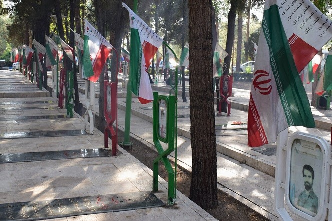 قبور شهدای شاهین&zwnj;شهر عطر افشانی شد