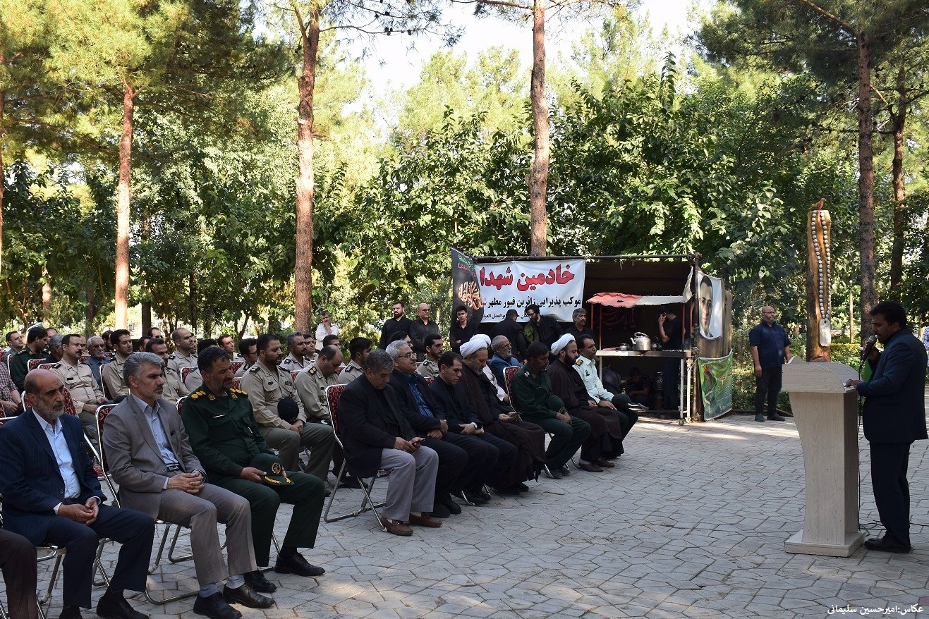 عطر افشانی قبور شهدای شاهین&zwnj;شهر