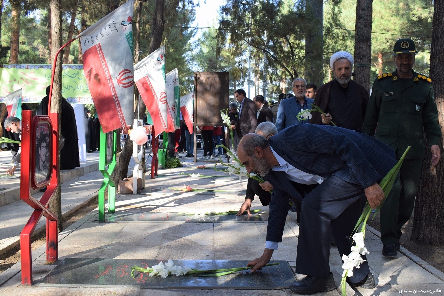 عطر افشانی قبور شهدای شاهین&zwnj;شهر