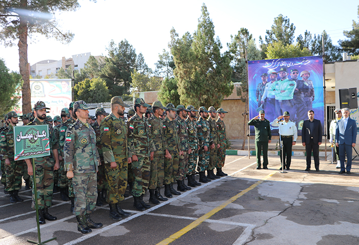 صبحگاه مشترک نیروهای نظامی و انتظامی شاهین شهر و میمه