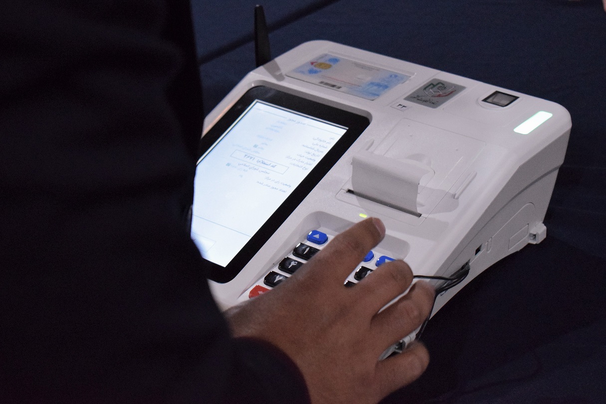 حضور مردم شاهین شهر در پای صندوق های رای