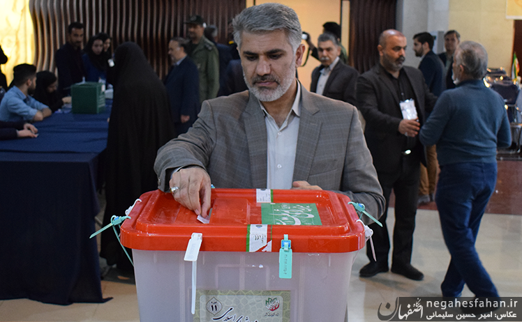 فرماندار شهرستان شاهین شهر و میمه پس از انداختن رای خود