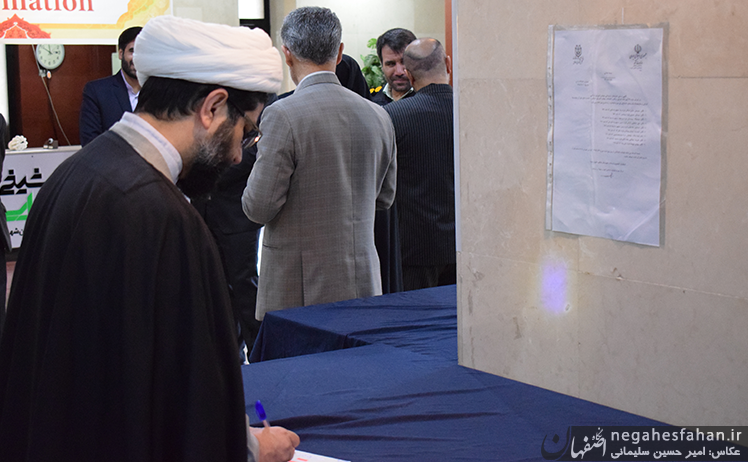 حضور مردم شاهین شهر در پای صندوق های رای