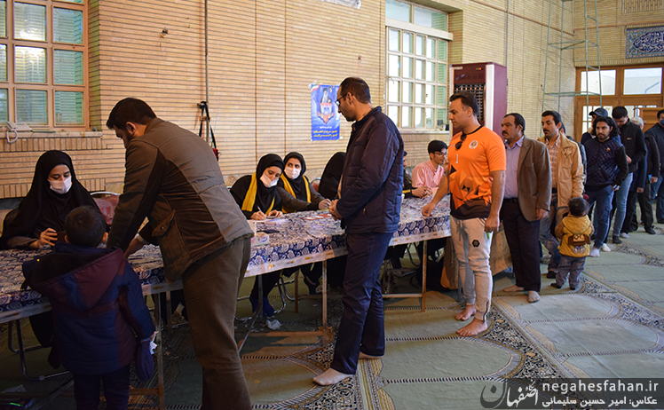 حضور مردم شاهین شهر در پای صندوق های رای