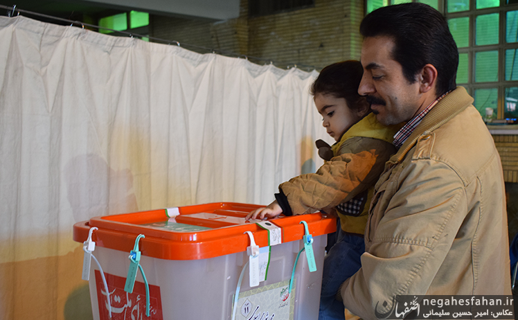 حضور مردم شاهین شهر در پای صندوق های رای