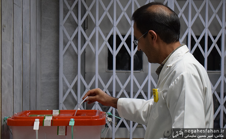 حضور مردم شاهین شهر در پای صندوق های رای