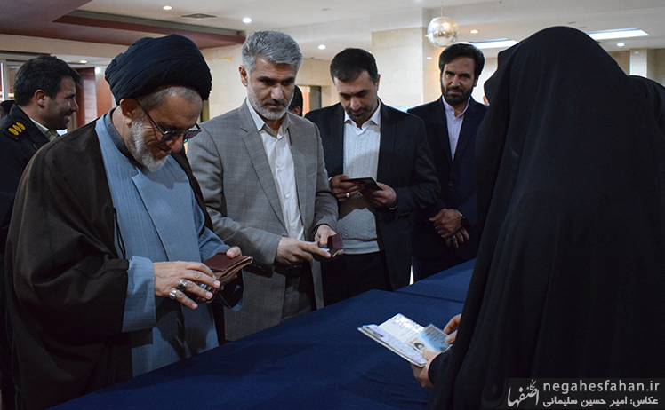 حضور مردم شاهین شهر در پای صندوق های رای