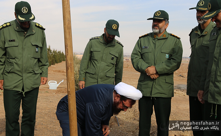غرس ۱۰ هزار اصله نهال به یاد شهدای مدافع امنیت